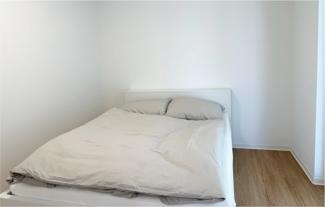 Separates Schlafzimmer mit Doppelbett 140 mal 200 Zentimeter im Duplex-Apartment 1.5