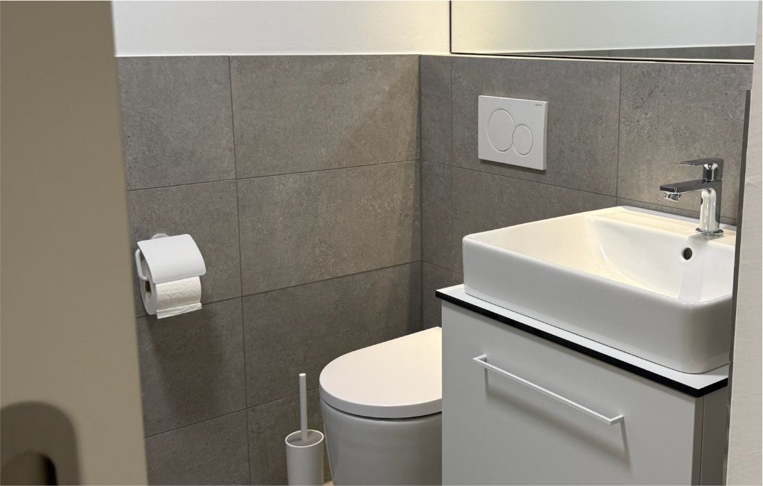 Guest WC with washbasin and toilet