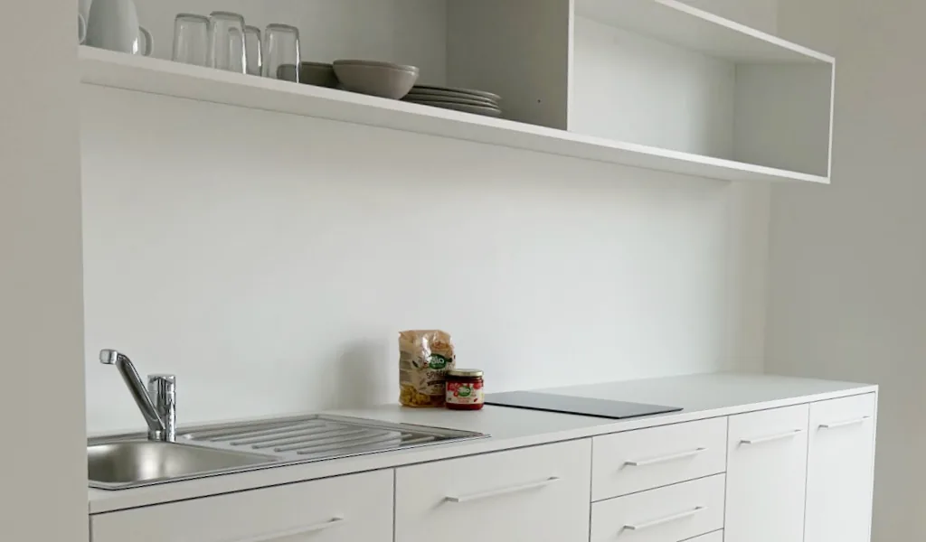 Voll ausgestattete Kitchenette in einem RW63 Apartment